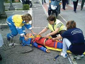 Dimostrazione pratica di pronto soccorso cardiaco in Piazza Parrocchia