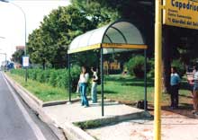 Studenti in attesa dell'autobus